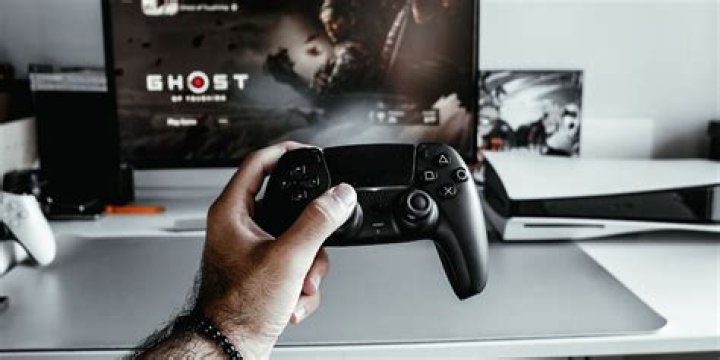 Why is my TV going black while playing PS5?